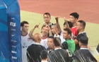 引发争议，韦世豪疑似在球员通道对河南球迷比“井盖”手势